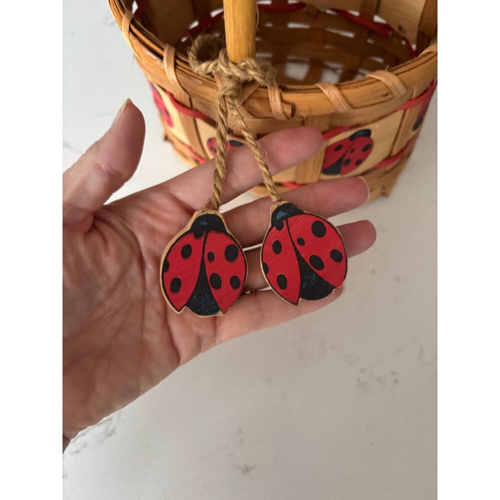 Vtg Ladybug woven wicker basket hand painted candy gifting 10in grandmacore - Picture 2 of 6